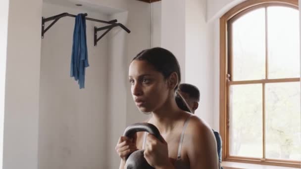 Biracial Młoda Kobieta Squatting Kettlebell Siłowni Pomieszczeniach Uczestnictwo Klasie Sprawności — Wideo stockowe