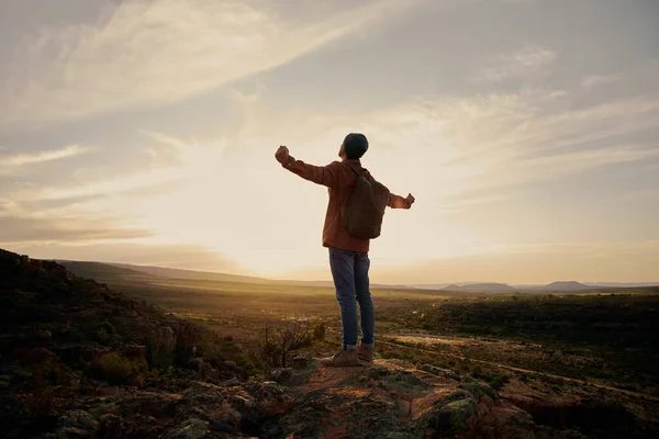 Young Man Backpack Standing Mountain Hands Outstretched — Stockfoto