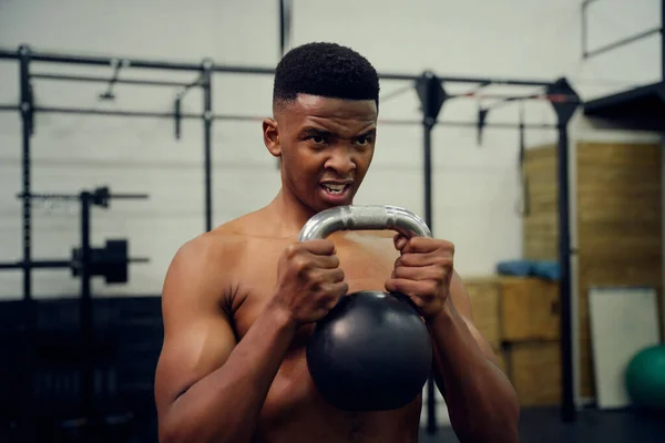 Afroamerikaner Beim Crossfit Fitnessstudio Gemischter Rennmann Mit Einer Kettlebell Während — Stockfoto