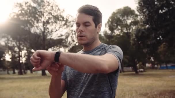 Beyaz Adam Kulaklık Takar Saati Kontrol Eder Koşuya Çıkmadan Önce — Stok video