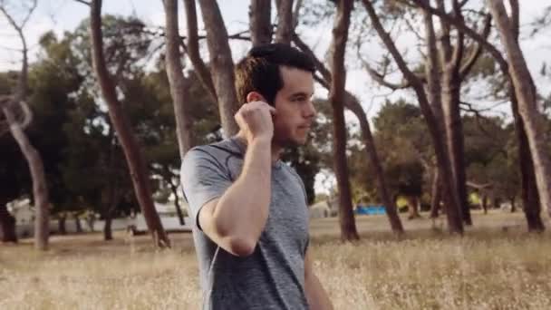 Kulağında Kulaklıklarla Sokak Ortasında Koşan Beyaz Bir Adam Yüksek Kalite — Stok video