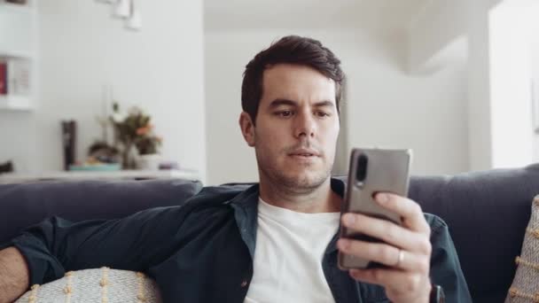 Kaukasischer Mann Der Hause Auf Der Couch Sitzt Und Mit — Stockvideo