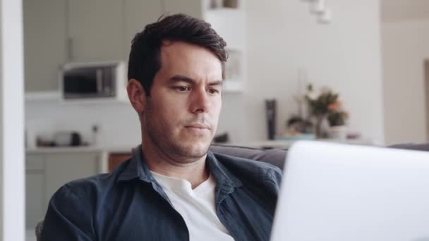 Homem Caucasiano Sentado Sofá Trabalhando Casa Seu Laptop Ele Esfrega — Vídeo de Stock