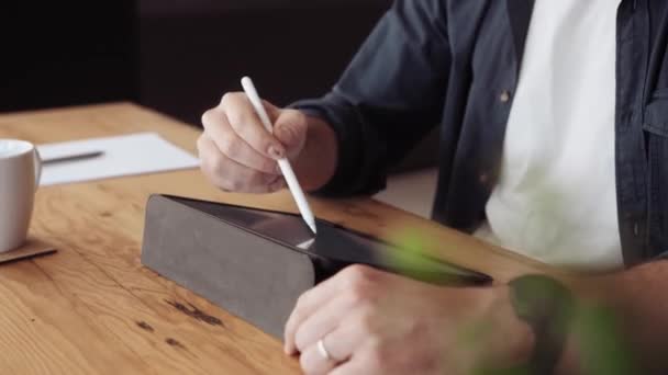 Close Caucasian Man Using Electronic Pen Tablet While Sitting Dining — Stok video