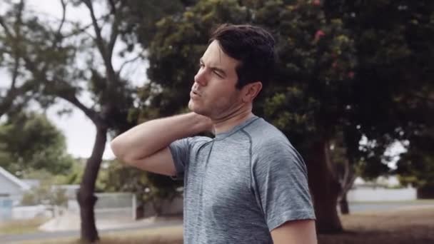 Kafkasyalı Bir Adam Koşusuna Ara Verip Boynunu Ovmaya Çalışır Yüksek — Stok video