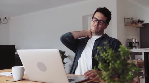 Biały Mężczyzna Pracujący Domu Drapie Się Szyi Patrzenia Ekran Laptopa — Wideo stockowe