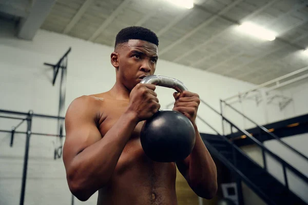 Afroameričtí Muži Hodí Tělocvičny Míchaný Rasista Používající Kettlebell Během Cvičení — Stock fotografie