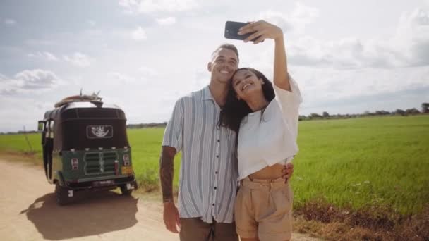 Happy Young Couple Taking Selfie Mobile Phone Dirt Road Rickshaw — Vídeo de Stock