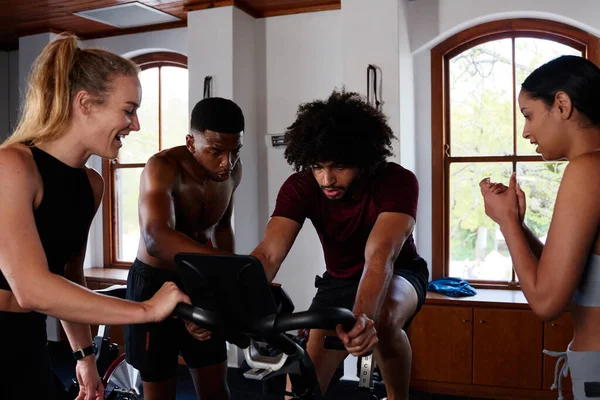 Groep Multiraciale Jonge Volwassenen Sportkleding Motiveren Van Een Vriend Hometrainer — Stockfoto