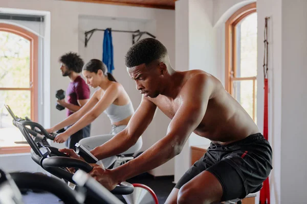 Grupo Jovens Adultos Multirraciais Sportswear Fazendo Cardio Bicicleta Exercício Ginásio — Fotografia de Stock