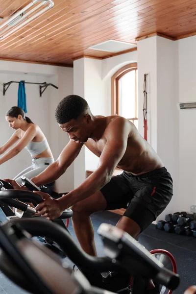 Jovem Homem Negro Mulher Biracial Sportswear Ciclismo Bicicleta Exercício Ginásio — Fotografia de Stock