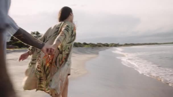 Casal Jovem Afetuoso Mãos Dadas Abraçando Praia Por Mar — Vídeo de Stock