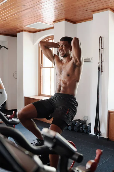 Shirtless Jovem Negro Com Mãos Atrás Cabeça Fazendo Exercício Cardio — Fotografia de Stock