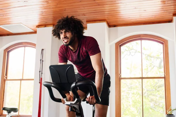 Jovem Homem Oriente Médio Sportswear Fazendo Intenso Treino Cardio Bicicleta — Fotografia de Stock