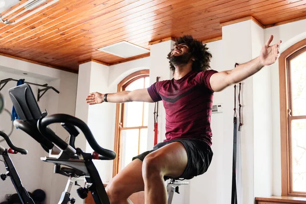 Spor Kıyafetli Genç Bir Orta Doğulu Spor Salonunda Kollarını Egzersiz — Stok fotoğraf