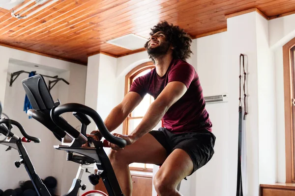 Confiante Jovem Oriente Médio Homem Sportswear Fazendo Cardio Bicicleta Exercício — Fotografia de Stock