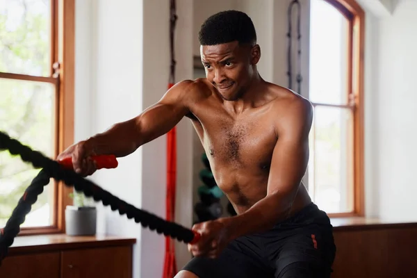 Determinado Sem Camisa Jovem Negro Exercitando Com Cordas Batalha Ginásio — Fotografia de Stock