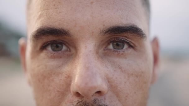 Zbliżenie Portret Kaukaski Birasowy Człowiek Patrząc Kamery Plaży — Wideo stockowe