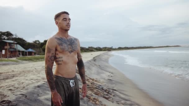 Tatuerad Skjorta Unga Kaukasier Man Koppla Och Andas Stranden Sjövägen — Stockvideo