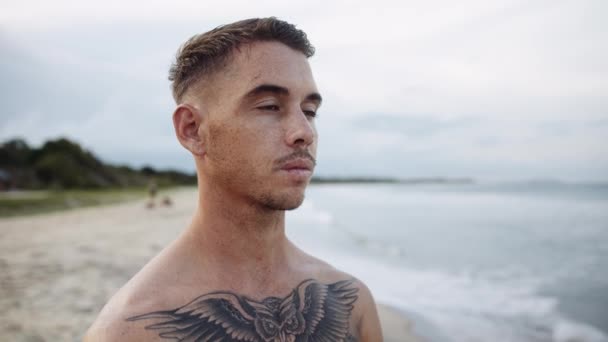 Shirtless Tatuado Jovem Caucasiano Homem Relaxante Respirando Praia Por Mar — Vídeo de Stock