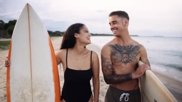 Gelukkig Jong Paar Met Surfplanken Lachen Samen Het Strand Door — Stockvideo