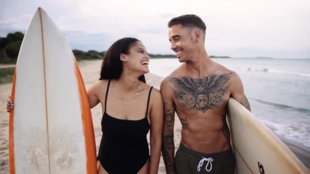 Gelukkig Jong Paar Met Surfplanken Lachen Kussen Het Strand Door — Stockvideo