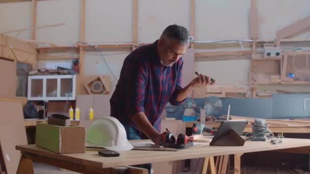 Multiracial Homem Adulto Médio Falando Com Cliente Telefone Celular Enquanto — Vídeo de Stock