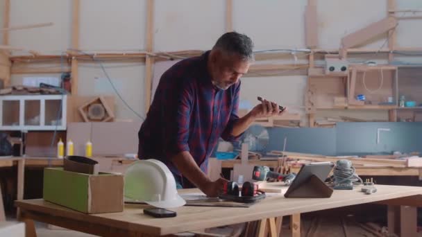 Multiracial Hombre Adulto Medio Hablando Escribiendo Mientras Trabaja Fábrica Carpintería — Vídeo de stock