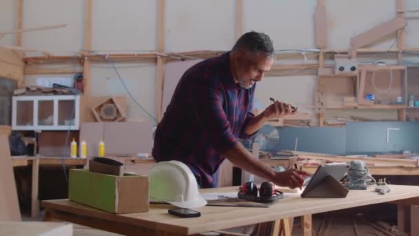 Multiracial Homem Adulto Médio Usando Tablet Digital Enquanto Trabalhava Fábrica — Vídeo de Stock