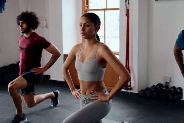 Melez bir kadın ve spor giyimli orta doğulu bir erkek spor salonuna saldırıyor.