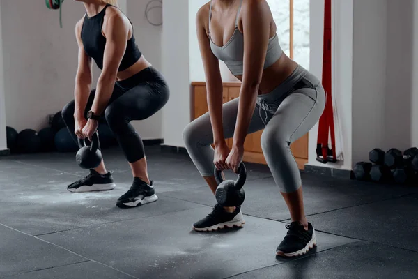 Mulher Caucasiana Jovem Mulher Biracial Sportswear Fazendo Kettlebell Agachamentos Ginásio — Fotografia de Stock