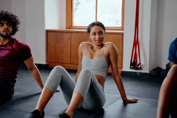 Tres Jóvenes Adultos Multirraciales Ropa Deportiva Descansando Fila Gimnasio — Foto de Stock