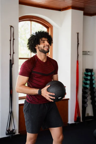 Confiante Jovem Oriente Médio Homem Sportswear Com Bola Medicina Ginásio — Fotografia de Stock