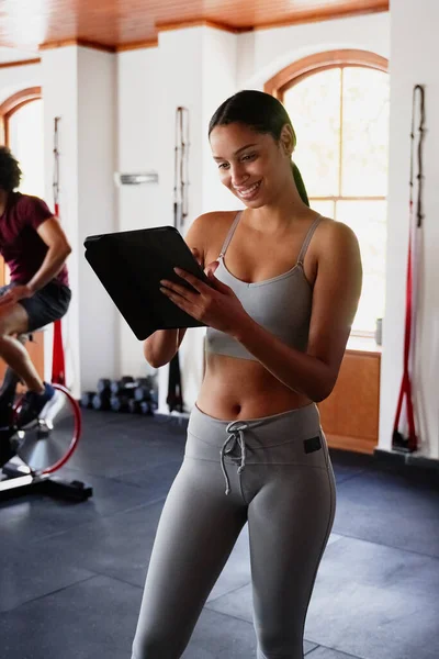 Happy Biracial Jonge Vrouw Sportkleding Met Behulp Van Digitale Tablet — Stockfoto