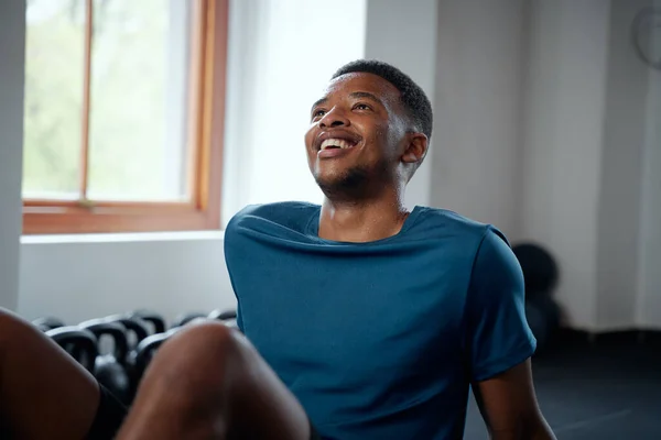 Selbstbewusster Junger Schwarzer Mann Sportbekleidung Macht Pause Zwischen Den Übungen — Stockfoto