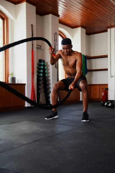 Resiliente Jovem Negro Suando Enquanto Faz Exercícios Cordas Batalha Ginásio — Fotografia de Stock