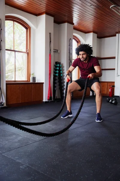 Determinado Jovem Homem Oriente Médio Respirando Enquanto Fazia Exercícios Cordas — Fotografia de Stock