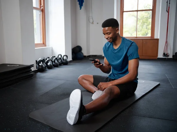 Junger Schwarzer Mann Sportbekleidung Handy Während Einer Pause Auf Der — Stockfoto