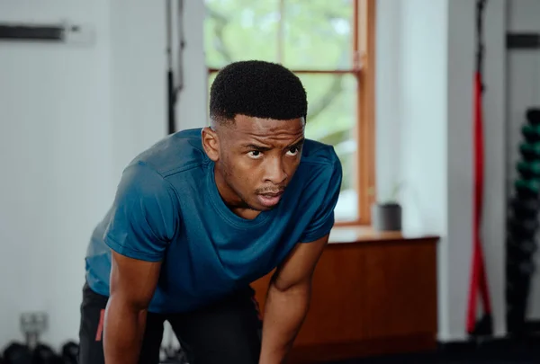 Konzentrierter Junger Schwarzer Mann Sportbekleidung Macht Pause Zwischen Dem Training — Stockfoto