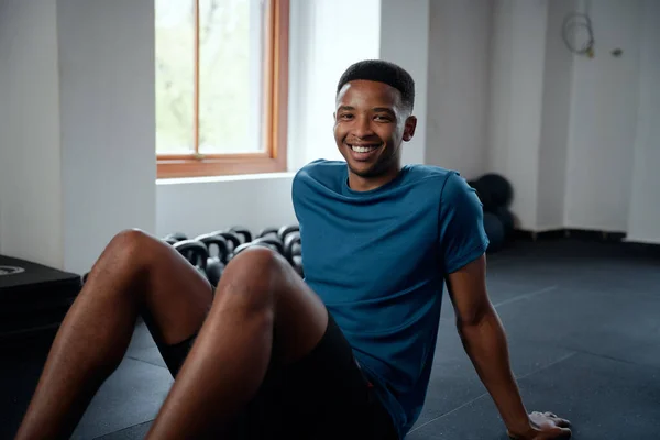 Jovem Negro Feliz Sportswear Descansando Entre Exercícios Ginásio — Fotografia de Stock