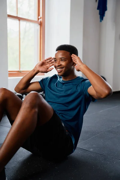 Confiante Jovem Negro Sportswear Sorrindo Enquanto Faz Sit Ups Ginásio — Fotografia de Stock