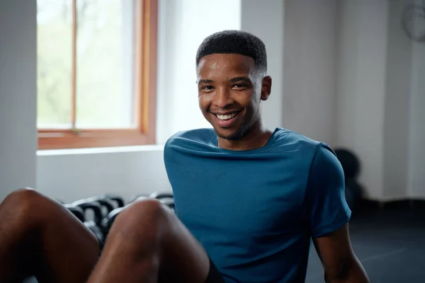 Retrato Confiante Jovem Negro Sportswear Descansando Entre Exercícios Ginásio — Fotografia de Stock