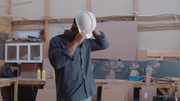 Multiraciale Professionele Jongeman Met Veiligheidshelm Tijdens Het Werk Houtbewerkingsfabriek — Stockvideo