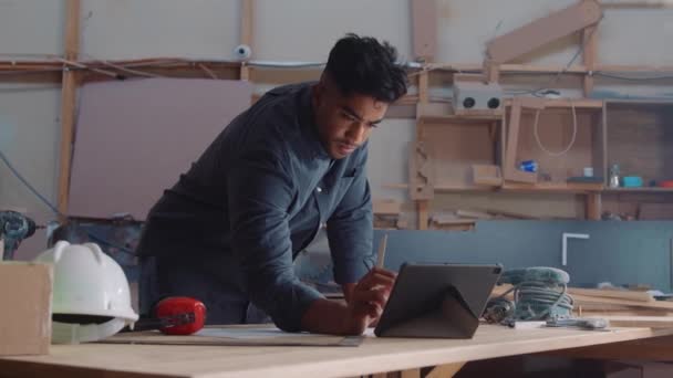 Wielorasowy Młodzieniec Piszący Cyfrowym Długopisem Tablecie Cyfrowym Podczas Pracy Fabryce — Wideo stockowe