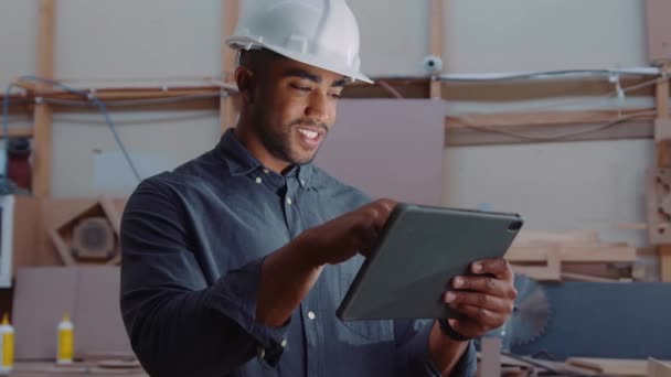 Jeune Homme Multiracial Casque Sécurité Souriant Tout Utilisant Une Tablette — Video