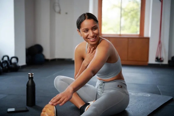 Mulher Biracial Jovem Confiante Sportswear Fazendo Exercício Alongamento Tapete Exercício — Fotografia de Stock