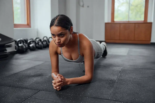 Athletische Junge Zweirassige Frau Sportbekleidung Macht Plank Übungen Fitnessstudio — Stockfoto