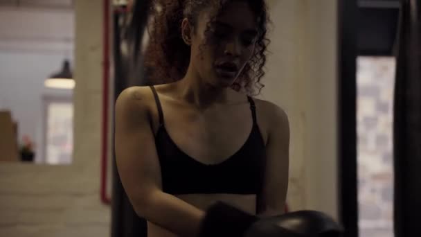 Mladá Biracial Žena Sportovním Oblečení Přestávkou Tím Punching Taška Tělocvičně — Stock video