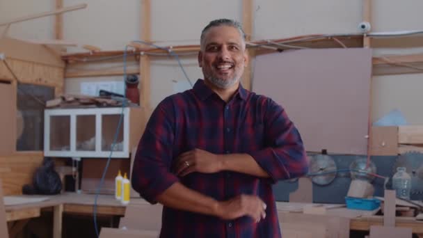 Ahşap Fabrikasında Çalışırken Kollarını Kavuşturup Gülümseyen Çok Irklı Orta Yaşlı — Stok video