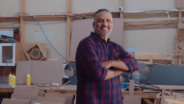Multiracial Hombre Adulto Medio Sonriendo Cruzando Brazos Durante Trabajo Fábrica — Vídeo de stock